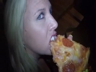 Punhetando entregador de pizza que gozou na pizza e ela comeu o pedaço gozado