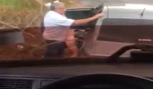 Flagra pastor fodendo fiel no banco do carro a caminho da igreja