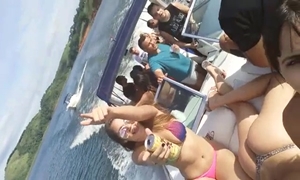Putas brasileiras flagradas peladas na lancha a caminho da suruba