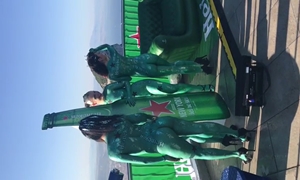 Mulheres de corpo pintado na divulgação da nova Heineken