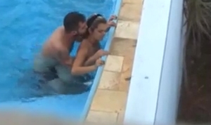 Flagra de sexo na piscina do condomínio com uma linda loira gostosa