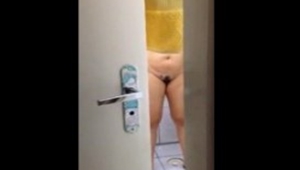 Flagra esposa tomando banho sem perceber que é filmada