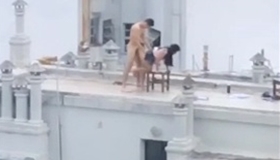 Casal flagrado fazendo sexo na cobertura de um prédio