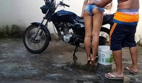 Flagra sexo lavando a moto e levando rola na bunda