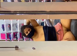 Luana Kazaki exibindo a buceta pro vendedor da loja